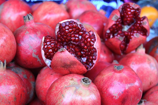 Can dogs eat pomegranate?